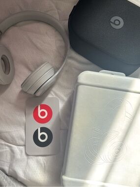 Beats Solo4 Wireless Headphones in gray